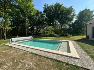 Piscine moderne dans jardin arboré ensoleillé