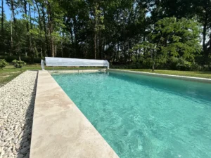 Piscine moderne dans jardin arboré ensoleillé