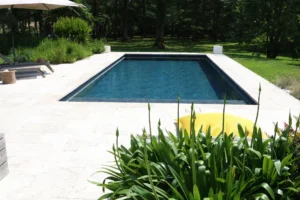 Piscine moderne dans jardin paysager ensoleillé