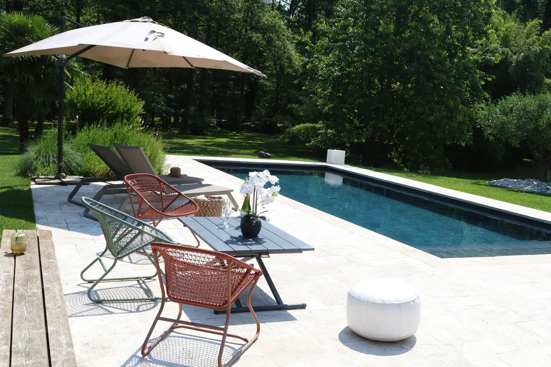Piscine moderne avec terrasse et mobilier de jardin