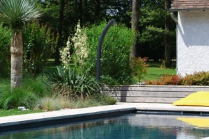 Piscine moderne entourée de jardin paysager luxuriant