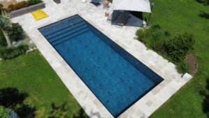 Piscine rectangulaire moderne vue aérienne dans jardin paysager