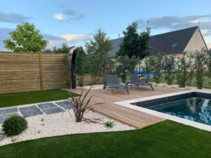 Jardin moderne avec piscine et transats en bois