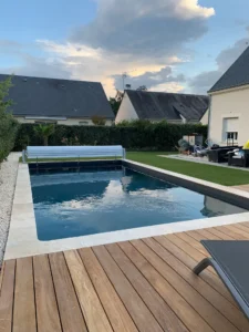 Piscine moderne dans jardin au coucher du soleil