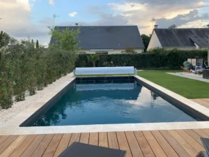 Piscine moderne dans jardin résidentiel au crépuscule