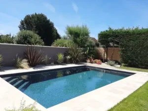 Piscine moderne dans jardin paysager ensoleillé