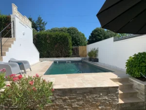 Piscine moderne dans jardin avec terrasse carrelée