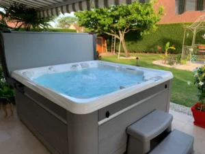 Jacuzzi extérieur sur terrasse avec jardin verdoyant