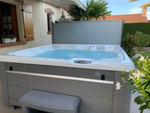Spa extérieur moderne dans jardin résidentiel