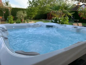Jacuzzi extérieur dans jardin paysager