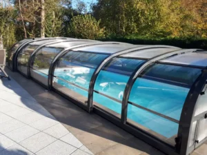 Piscine extérieure avec abri télescopique transparent