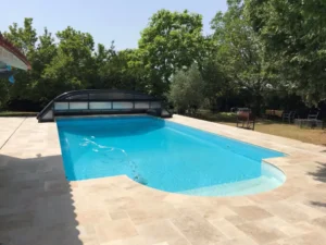 Piscine extérieure avec terrasse et abri coulissant