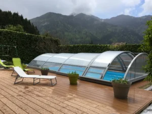 Piscine couverte sur terrasse avec montagnes en arrière-plan