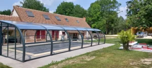 Abri de piscine moderne devant maison en briques