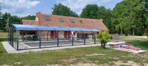 Maison de campagne avec piscine couverte et jardin