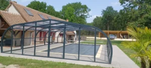 Abri de piscine moderne dans jardin résidentiel