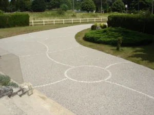 Allée courbe avec motifs circulaires décoratifs