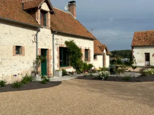 Maison rurale en pierre avec cour fleurie