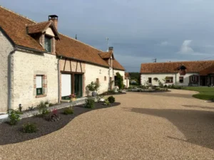 Maisons rurales rénovées autour d’une cour gravillonnée