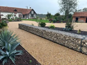 Maison de campagne avec jardin paysager et gabion