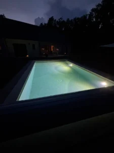 Piscine extérieure éclairée la nuit