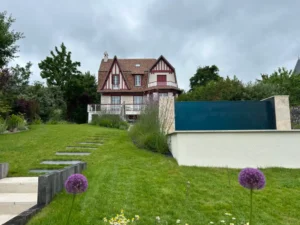 Maison à colombages avec jardin verdoyant