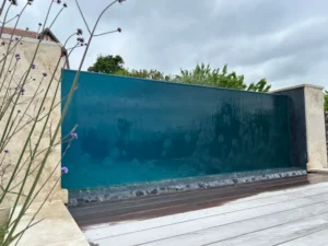 Mur d’eau moderne en extérieur avec terrasse bois