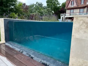 Piscine moderne à paroi vitrée extérieure