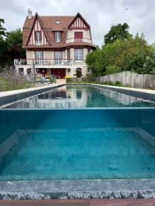 Maison avec piscine moderne et jardin arboré