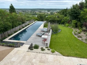 Piscine à débordement moderne avec jardin paysager