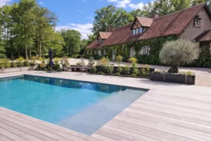 Maison de campagne avec piscine et terrasse bois