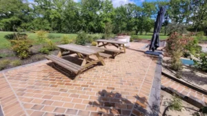Terrasse en briques avec tables de pique-nique