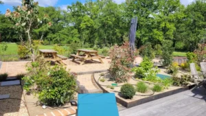 Terrasse paysagée avec tables de pique-nique en bois