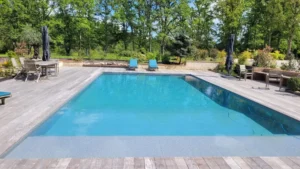 Piscine extérieure entourée d’une terrasse en bois