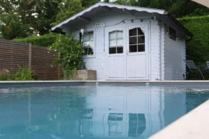 Abri de jardin en bois près d’une piscine