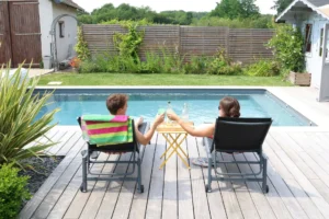 Deux personnes se détendent au bord d’une piscine