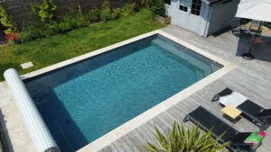 Piscine rectangulaire moderne avec terrasse en bois