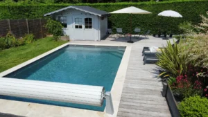 Piscine rectangulaire avec terrasse en bois et cabanon