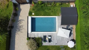 Vue aérienne piscine rectangulaire et terrasse en bois