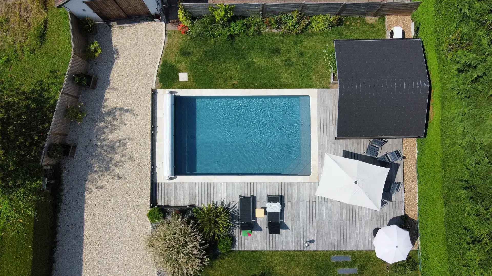 Vue aérienne piscine rectangulaire et terrasse en bois