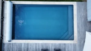 Vue aérienne d’une piscine rectangulaire moderne