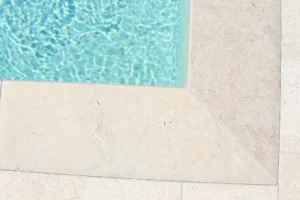 Coin de piscine et margelles en pierre beige