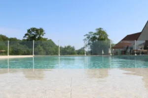 Piscine extérieure avec terrasse et vue verdoyante