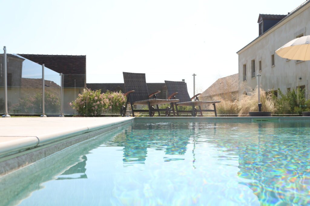 Piscine extérieure avec transats et maison moderne