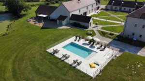 Piscine extérieure dans domaine rural verdoyant