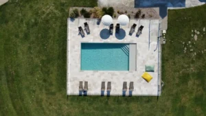 Vue aérienne d’une piscine rectangulaire et transats