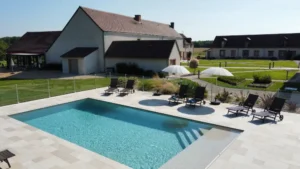 Piscine extérieure avec transats dans propriété rurale