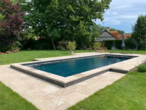 Piscine moderne rectangulaire dans jardin paysager