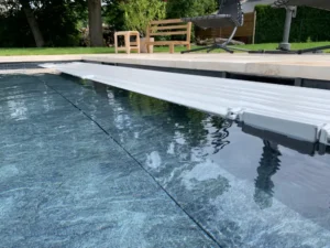 Couverture automatique sur piscine extérieure moderne