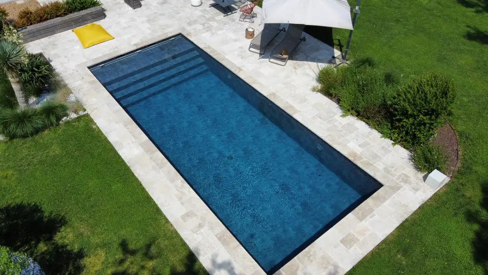 Piscine rectangulaire moderne dans jardin paysager